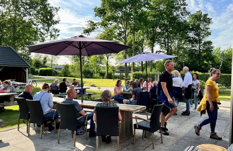 1 voorpagina linksonder terras ijs eten peenderstruun