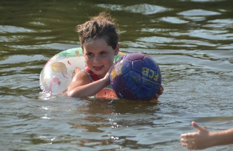 ‘Kijk die kinderen lekker spetteren. Heerlijk toch?’