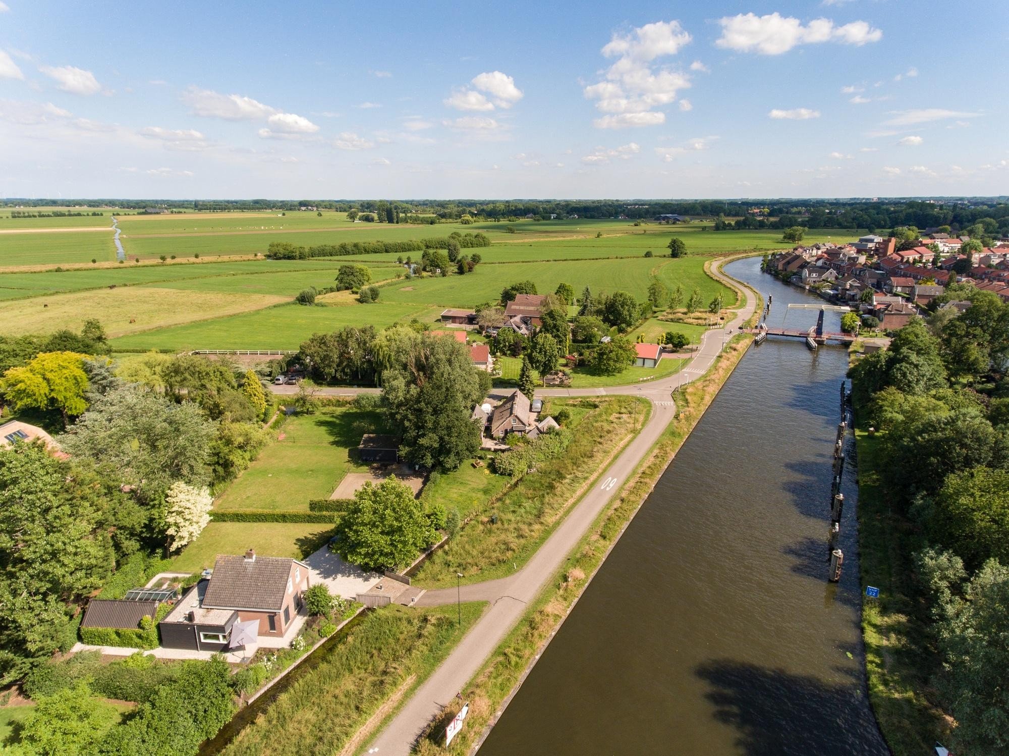 Luchtfoto van Dedemsvaart richting Hasselt