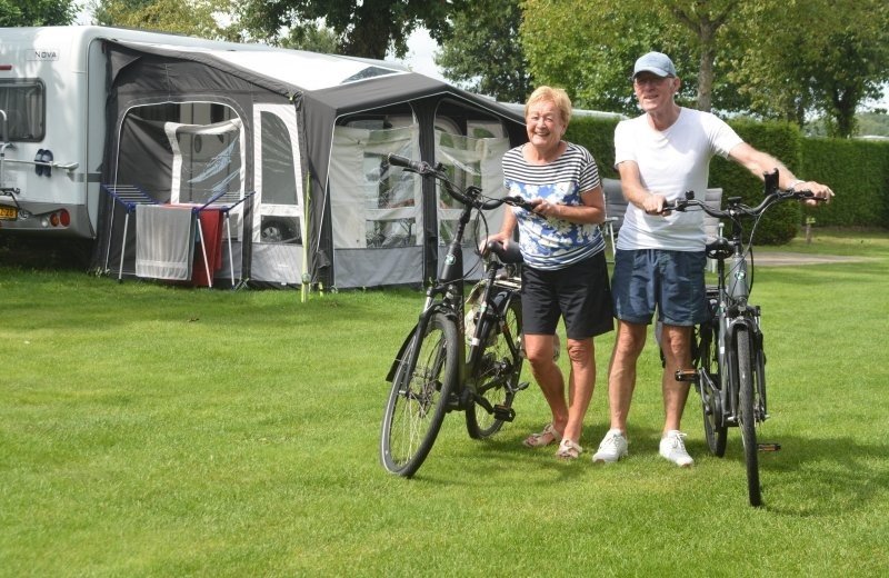 ‘Kamperen? Nee joh, dit is ons reispaleis!’